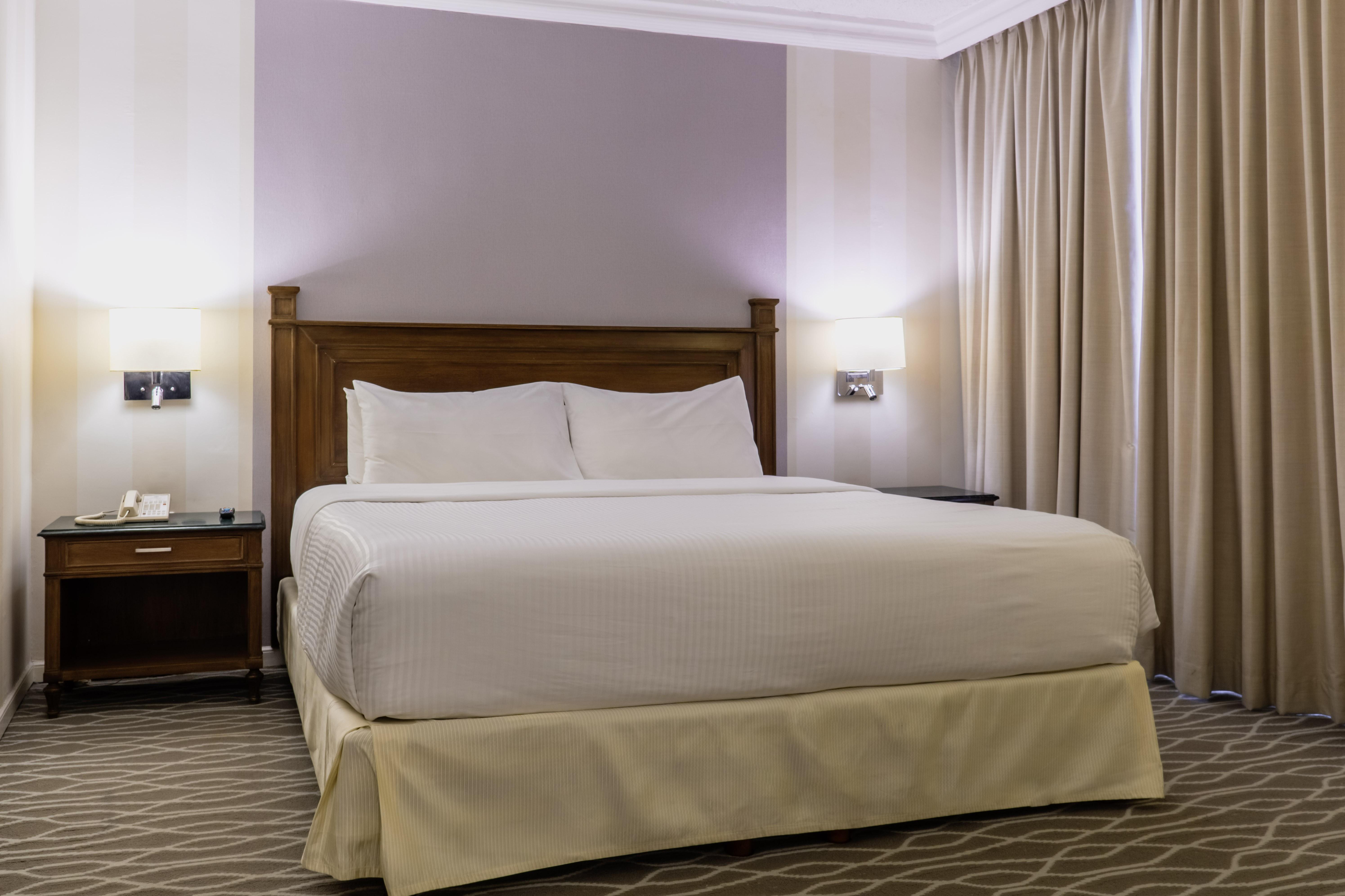 Gamma Monterrey Gran Hotel Ancira Buitenkant foto A bed with a bed skirt